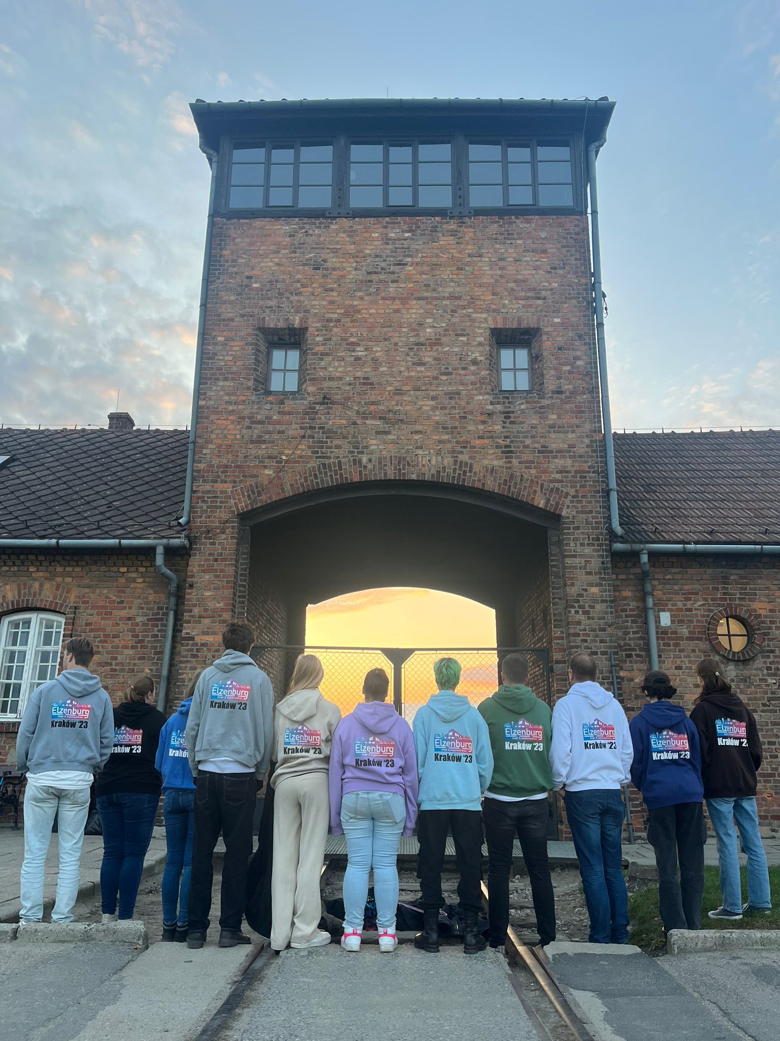 Deelnemers voor de poort van Birkenau